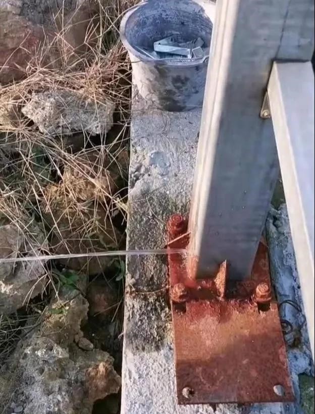 立柱內(nèi)部的水噴涌而出.jpg